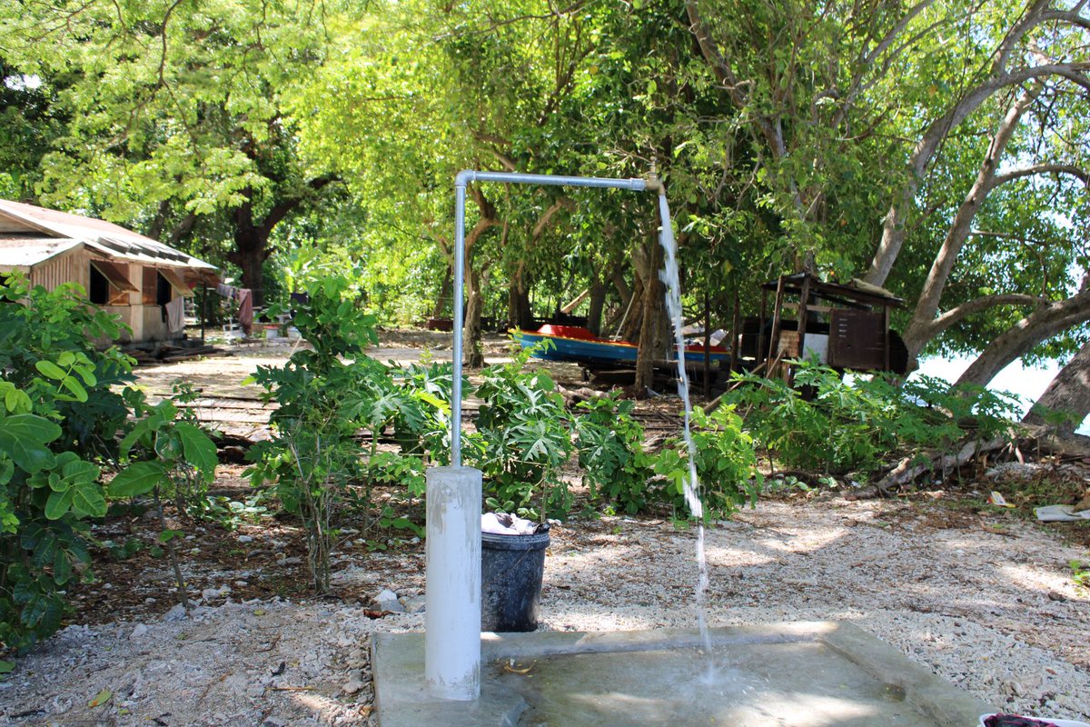 UNDP_Pacific's tweet photo. 6⃣ communities in🇸🇧are driving the rehabilitation of water🚰 supply systems damaged by #TCHarold. This is in partnership with Guadalcanal Prov Govt, Rural WASH, Ministry of Health,@undpsolomon Disaster Risk Management Proj & Russian funded #RESPAC Proj.
🥤for 3⃣5⃣9⃣ households https://t.co/NSgjh1pNV9