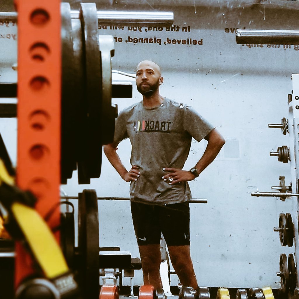 qthetrackcoach's tweet photo. #MastersTrackAndFieldStrong #CoachStrong #SkinnyDudeStrong https://t.co/EjpSPLq03H