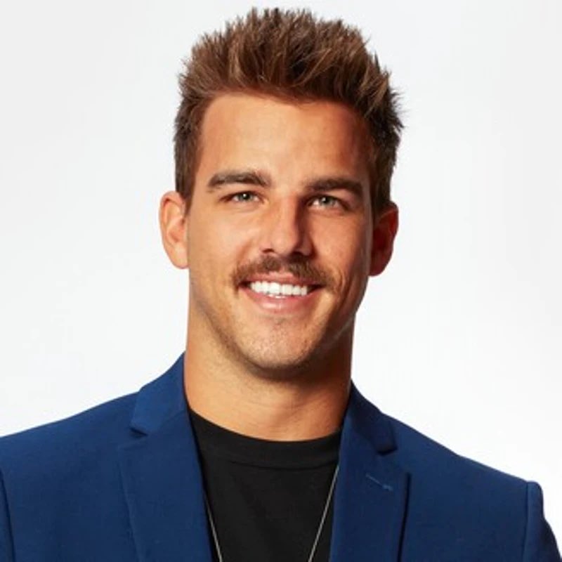SashaZoli's tweet photo. How are you going to tell me Noah is not a dirty version of Jake Ryan from Hannah Montana??? #fakecodylinley #TheBachelorette https://t.co/D1E9D6LQMH