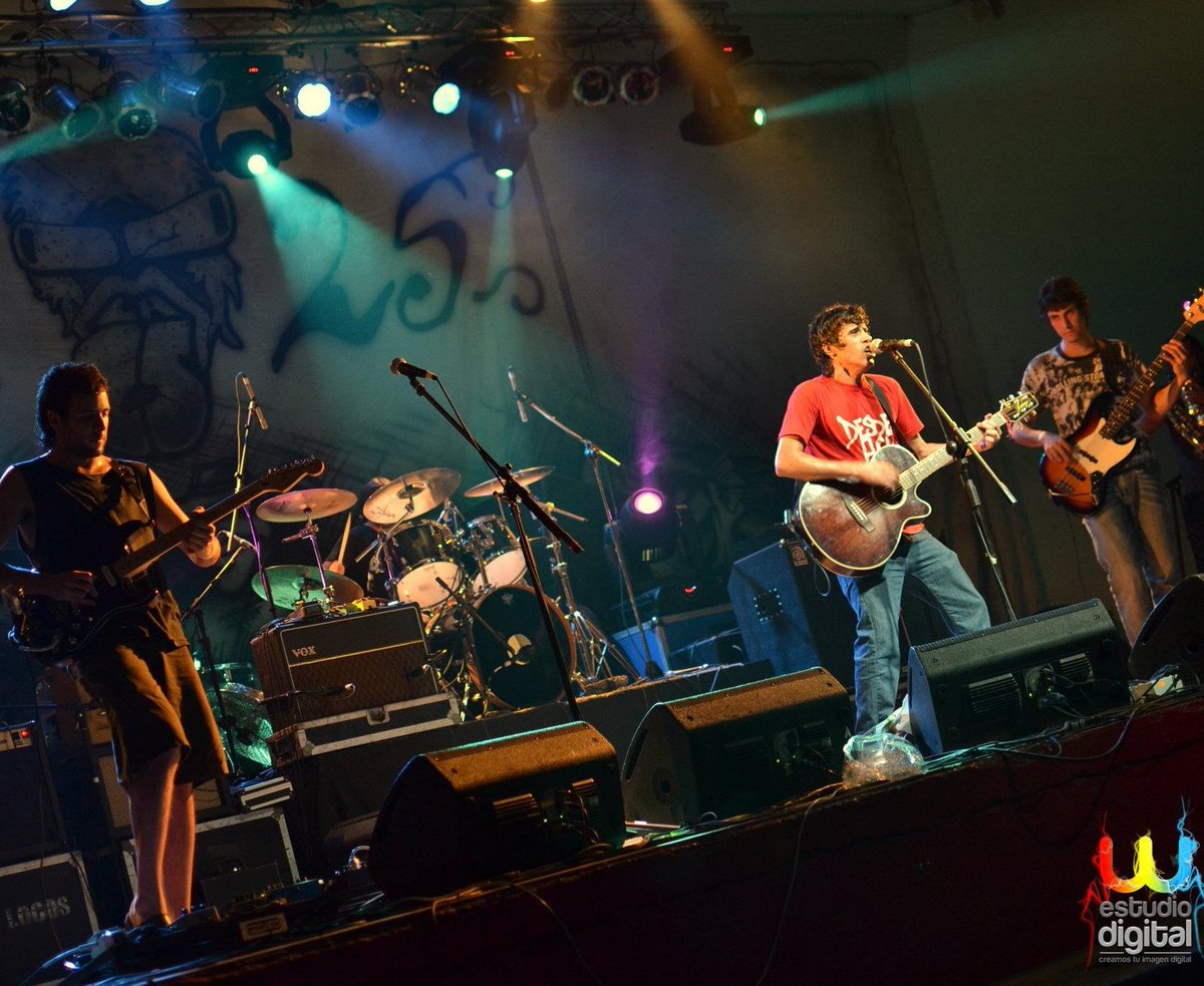 desdeacarock's tweet photo. Otra foto del archivo. "DESDE ACA" en Rodriguez rock 2012. Fecha junto a grandes bandas amigas como #ojoslocos #losgardelitos y #la25

Con la presencia en guitarra del gran Juan Cabral

Telón de fondo de #la25oficial

#desdeaca #desdeacarock #picofday #rock #musica #Argentina https://t.co/KRl2yU476W