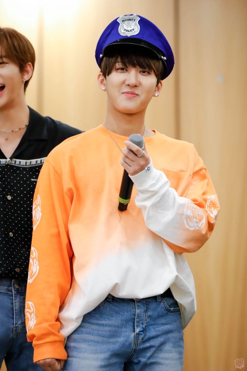 he’s just too adorable and hi hyunjin 