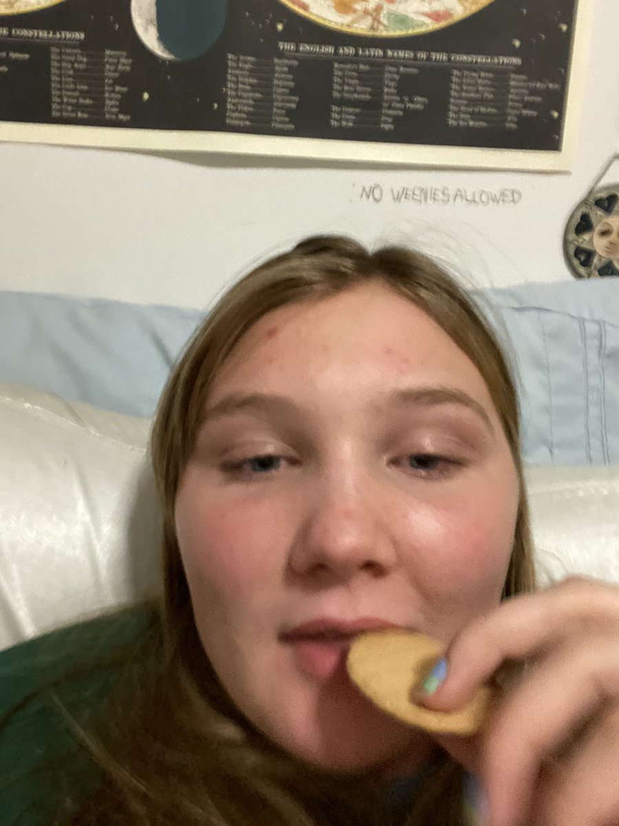 adventurousalix's tweet photo. My tinder profile:       Me using tinder: https://t.co/brORBc5BeQ