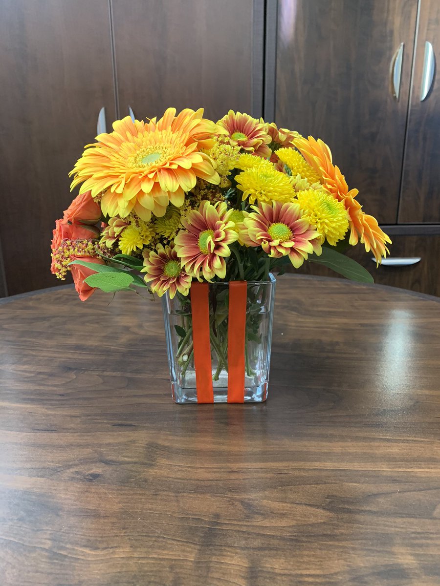 Meli_026's tweet photo. So lucky to have friends who show me some love! Thanks to @eduk8kids for my beautiful flowers! #hesdpride https://t.co/2kXNr7xgzo