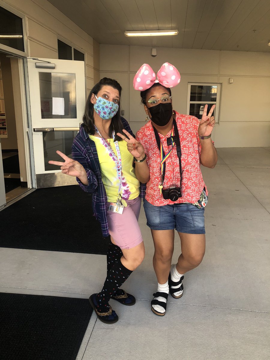 DaniaPerlaza's tweet photo. Tacky Tourist 📷 Our teachers are the best ❤️ #SDOCGoodtoGreat #awesceola #DJMS #choiceweek #virtualtour https://t.co/2CuArdCZHh