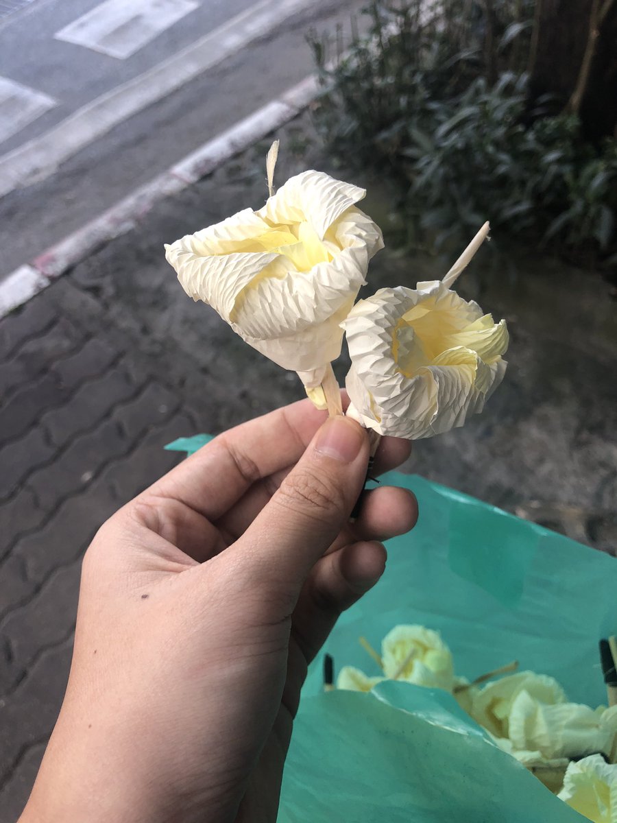 มาซื้อดอกไม้ไปทักทายพี่ตำรวจวันนี้ค่ะ ซื้อ 20 ดอก เจ้าของร้านแถมให้เป็น 50 ดอก โอ๊ยยยย5555555555555555 นางบอก ไปไม่ได้ พี่ฝากไปด้วยนะ ฮือ5555555555555555555 ฝากอุดหนุนร้านดอกไม้ข้างวัดหัวลำโพงด้วยนะคะ ข้างร้านนิสิตและร้านราดหน้า (ไม่ใช่ร้านรักอังเน้อ) #ม็อบ18พฤศจิกา