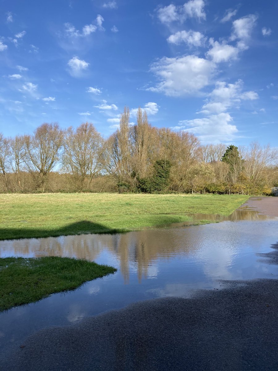 barbosavl's tweet photo. When part of your scenic running route has merged with your local river #scenicrun #scenicroute #Riverside #flooding #Rivers #RiverOuzel #running https://t.co/SwYquGKMFP