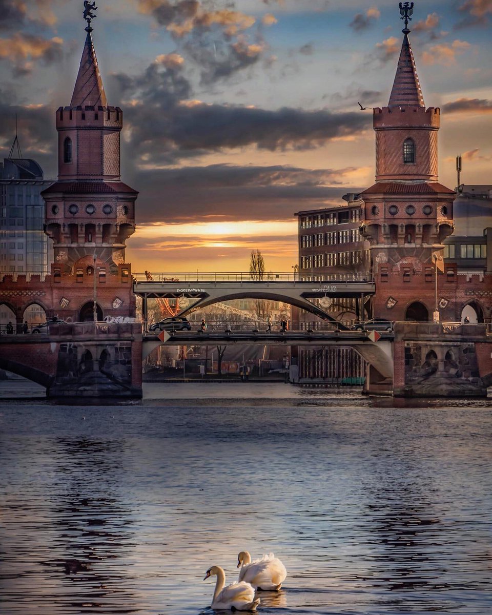 ImagePudding's tweet photo. Oberbaum Bridge, Berlin
#imagepudding #ip #puddingfamily #iptweets #rt #photography #berlin #berlinphoto #sunsets #sunsetphotography #bridge #oberbaum #oberbaumbridge https://t.co/XxRkTkDPyV