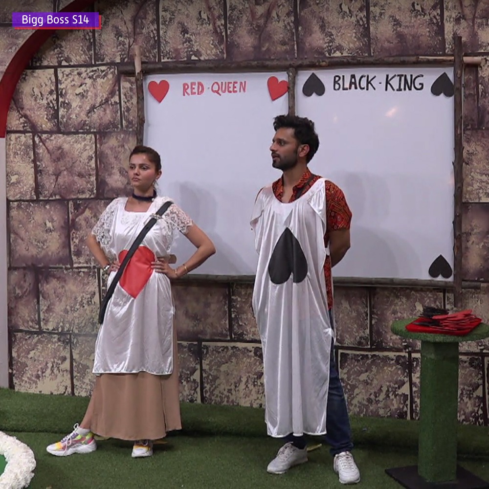 justvoot's tweet photo. #AsliFans, drop a ♥️ if you are supporting Rubina or a 🖤if you are supporting Rahul!

#BB14OnVoot #BiggBoss2020 #BiggBoss14 #BB14 #Voot #RahulVaidya #RubinaDilaik
@rahulvaidya23 @RubiDilaik https://t.co/XzQbQ0YWDr