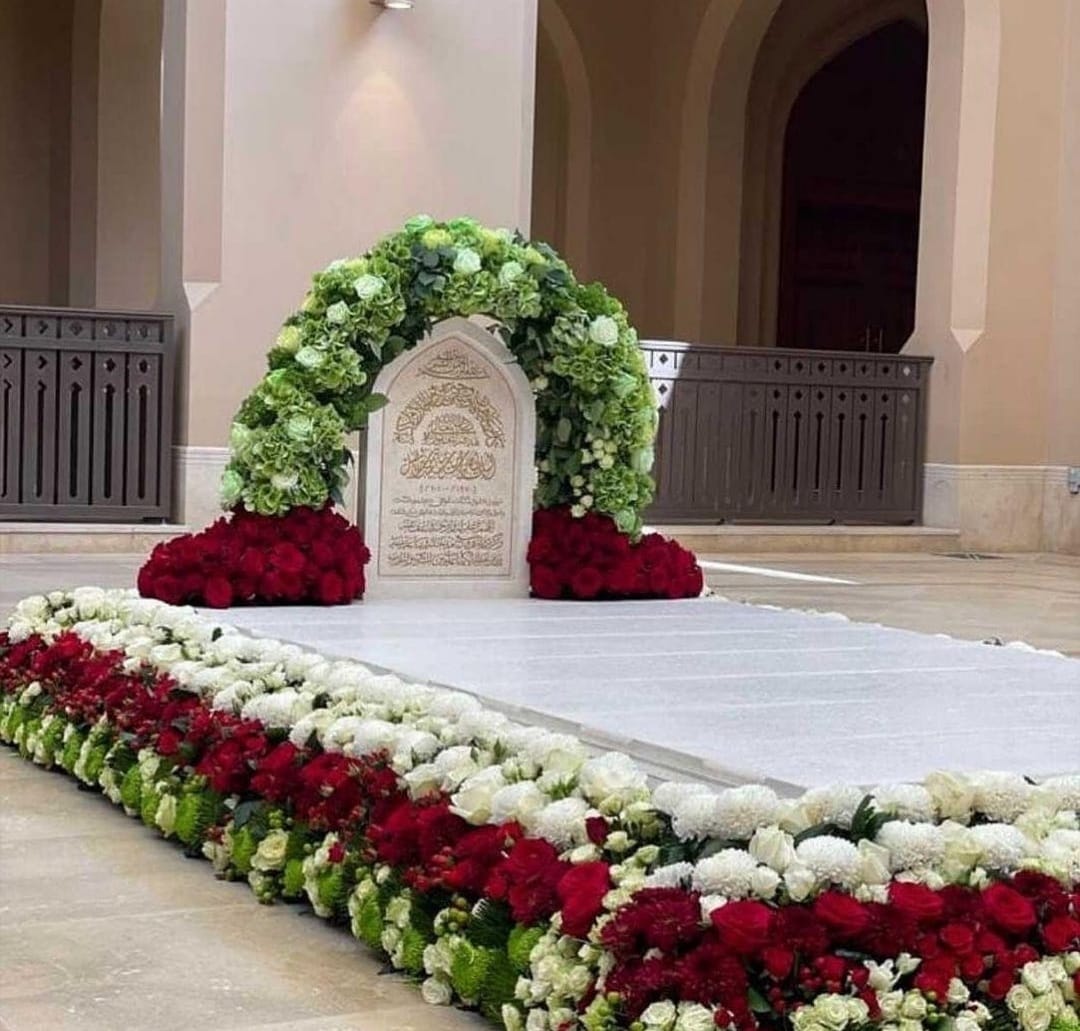 السلام عليكم ورحمة الله وبركاته مساء الخير 
قبر السلطان الراحل، الخالد في قلوبنا يتوشح اليوم بأكليل من الزهور مستوحاه بألوان علم السلطنة.