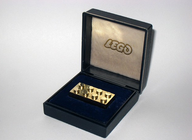 creapills's tweet photo. De 1979 à 1981, les employés de l’usine LEGO de Hohenwestedt (Allemagne) qui dépassaient les 25 ans d’ancienneté recevaient un LEGO d’or : une brique de la taille d’un LEGO original qui fait 14 carats pour une valeur actuelle de 13 000 euros. https://t.co/7VoCmJ2LOy