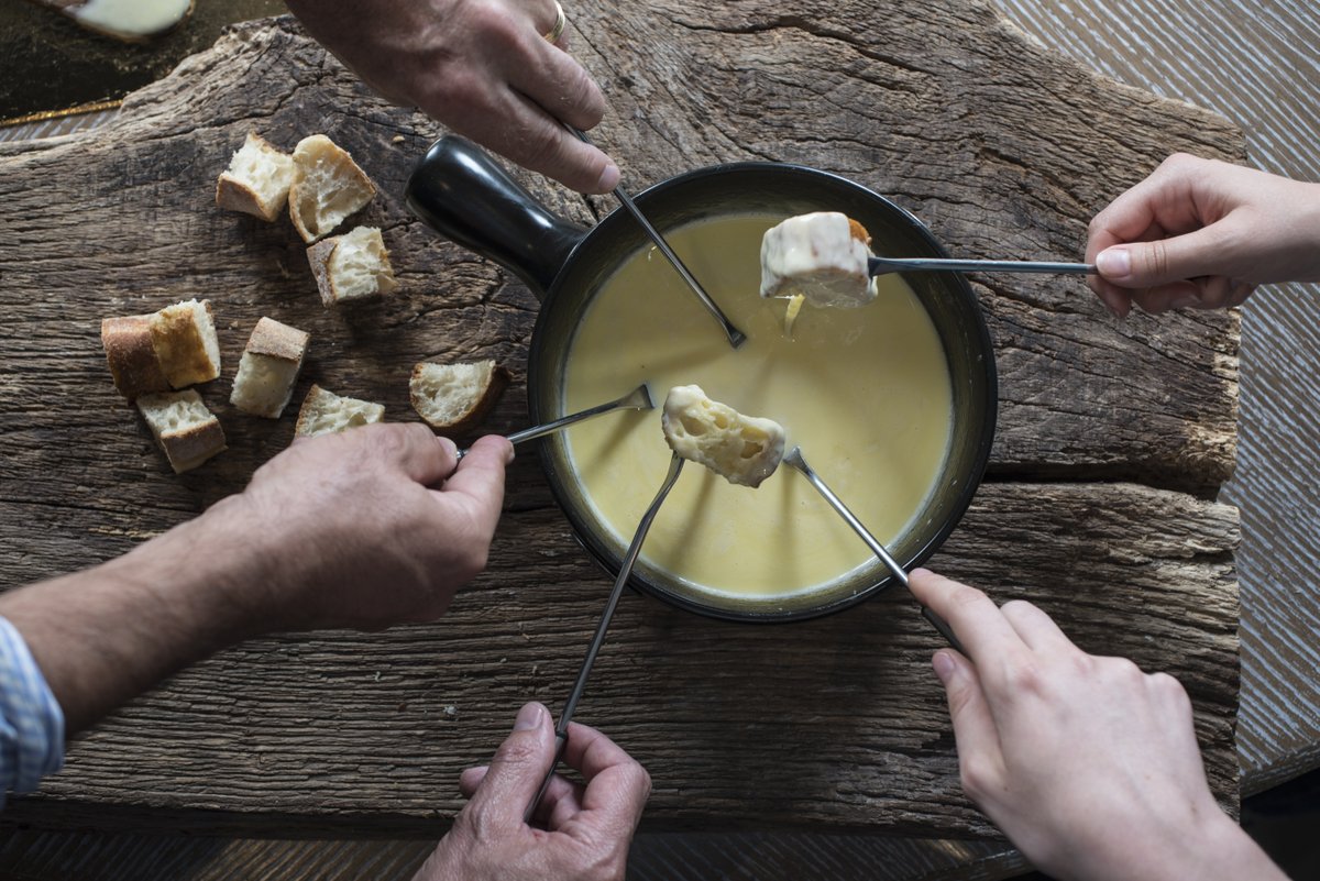 Quand l'appétit va tout va , cuisiner rien de tel pour réchauffer les coeurs. Nos meilleures recettes de montagne sont sur notre site cutt.ly/vgNBs0E. De la Garbure à la Fondue, en passant par les sablés aux myrtilles... Hum ! N'attendez plus, à vos fourneaux ! #recette
