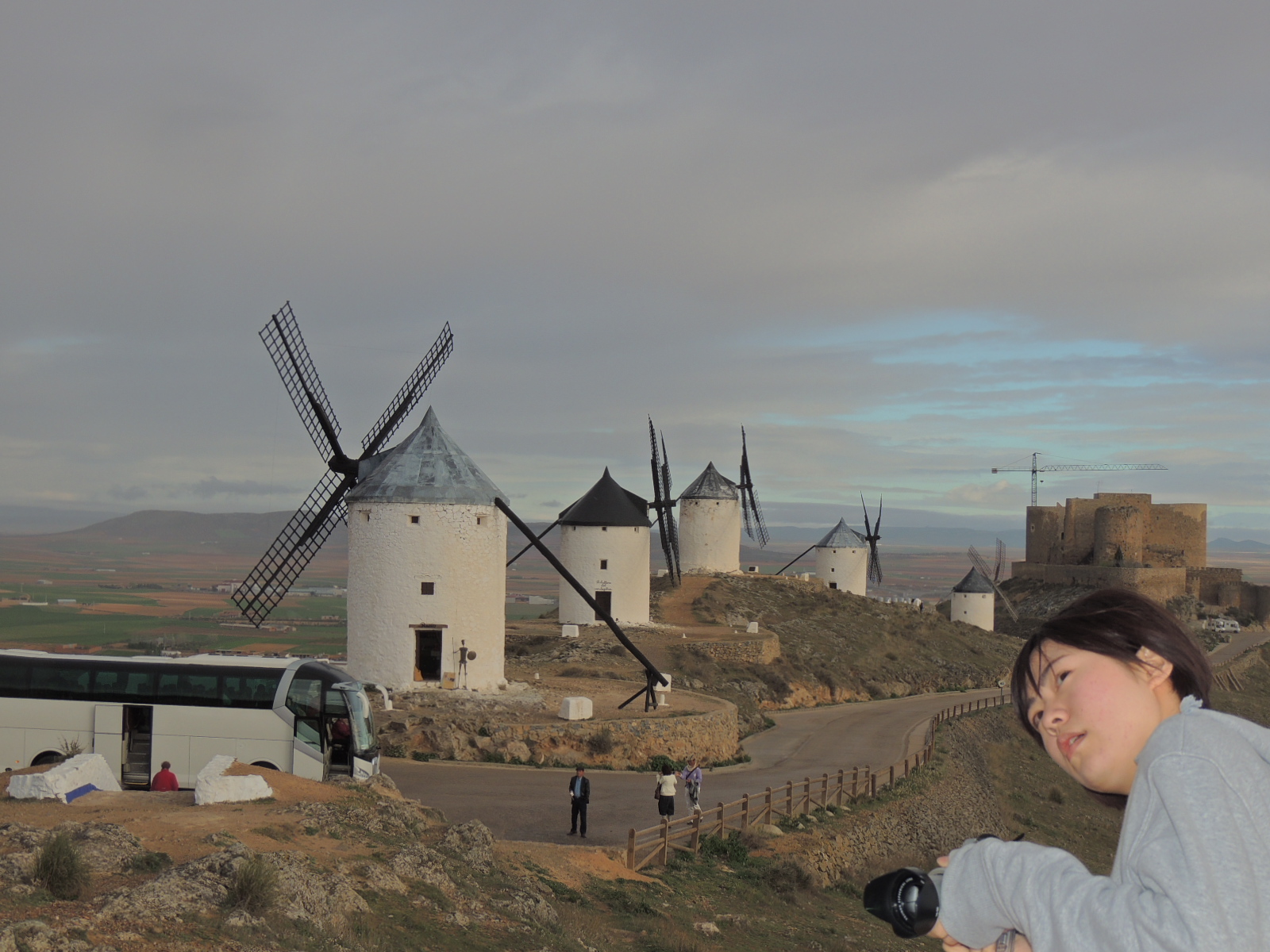 スペイン政府観光局 カスティージャ ラ マンチャ州を代表する象徴的な景色と言えば 風車 いつ見ても雄大な姿ですが 夕暮れ時のコンスエグラの風車は特に美しいです T Co Flp1olnceg Spainexperience Toledo T Co Vrz2shqtus