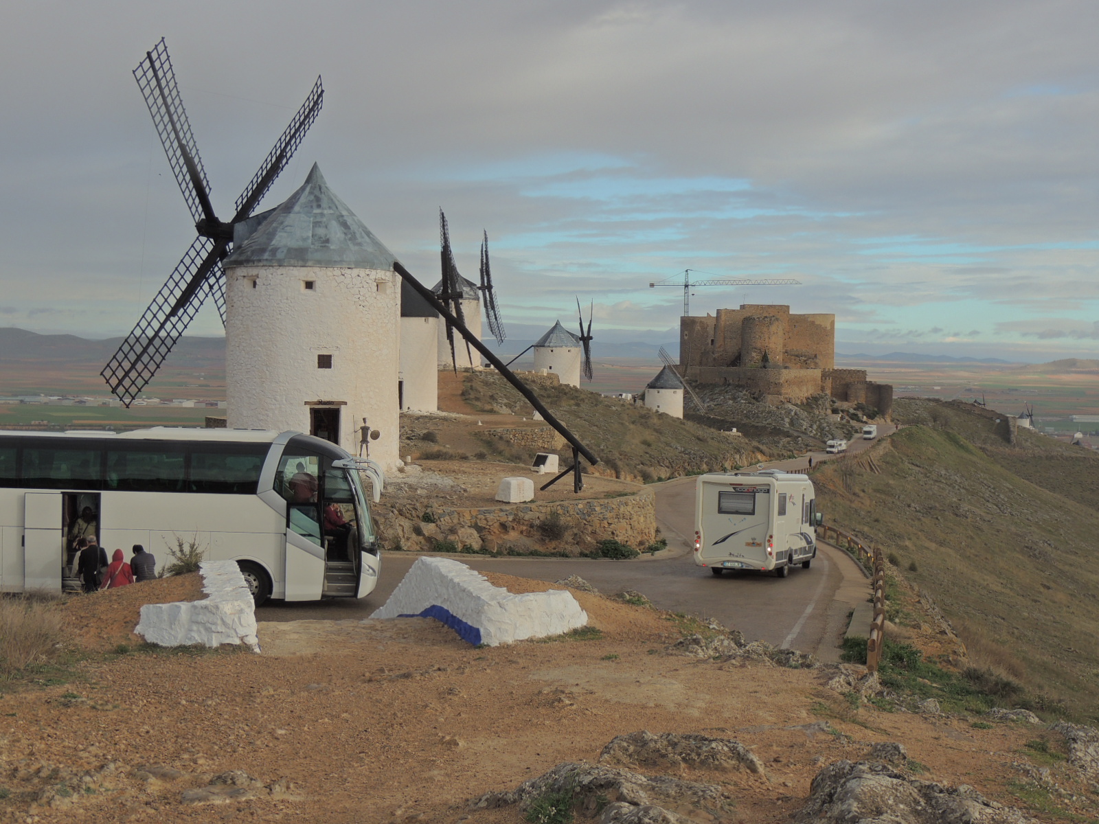 スペイン政府観光局 カスティージャ ラ マンチャ州を代表する象徴的な景色と言えば 風車 いつ見ても雄大な姿ですが 夕暮れ時のコンスエグラの風車は特に美しいです T Co Flp1olnceg Spainexperience Toledo T Co Vrz2shqtus