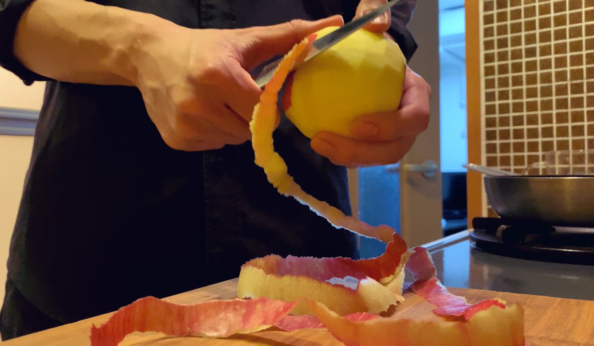 真紅の鎧装に身を潜めし美麗甘美たる宝玉は纏う衣を変えた後煉獄を得てその身を清め幾層にも重なる聖櫃の奥で眠りにつくだろう。

（訳:アップルパイ作ります）