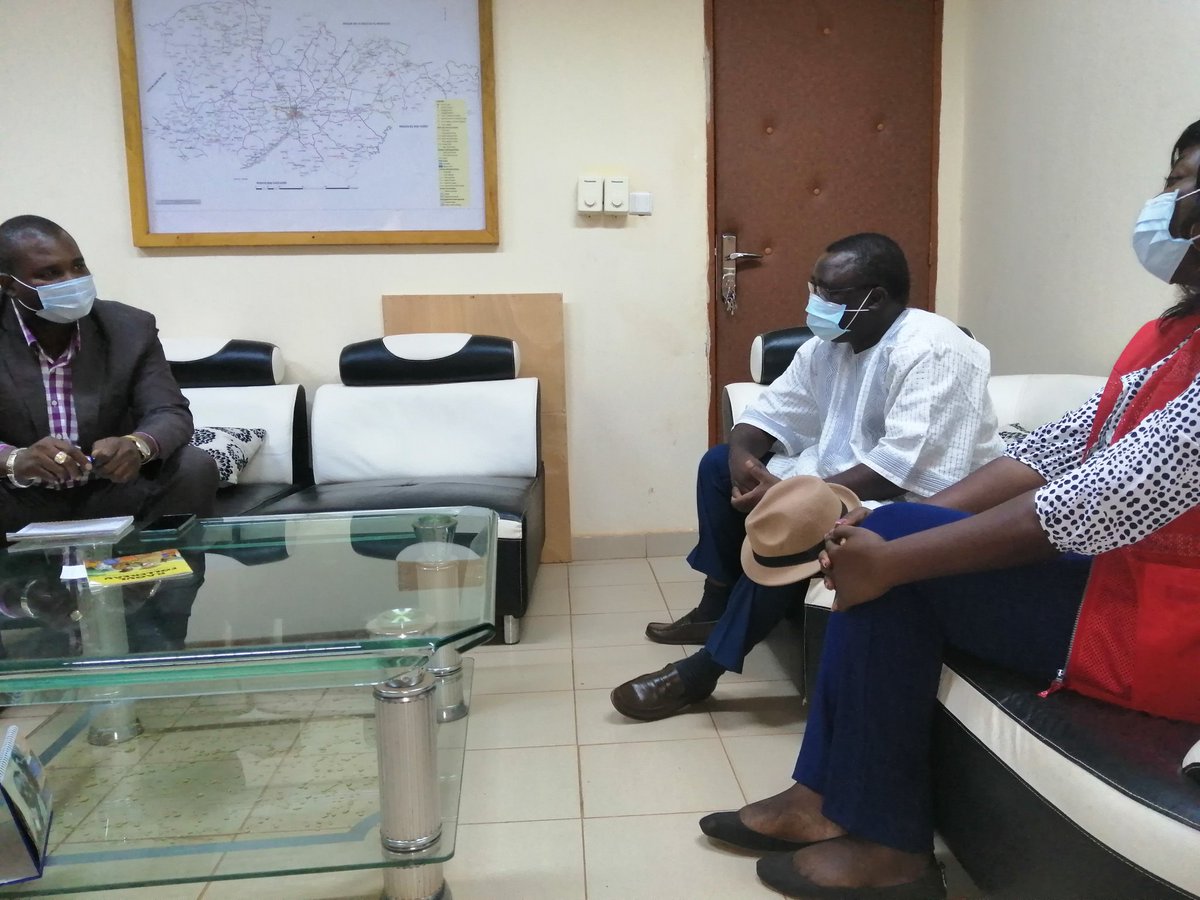 Croixrougebf's tweet photo. La @Croixrougebf main dans la main avec le ministère @santebf  pour la santé des populations. Merci à la DRS Hauts Bassins pour tout le soutien aux volontaires de la @Croixrougebf 🙏🏿 https://t.co/lf2KHGd5do