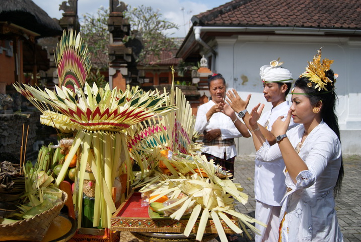 SayedAlRafi1's tweet photo. Balinese Hinduism, called Agama Hindu Dharma
#UniversitasAirlangga #UniversitasUdayana #UniversitasKristenPetra #UKP #Surabali #Surabali2020 
@globalunair @Unair_Official @UdayanaUniv @ukpetra 
the sub theme is:- #Balinese_community_culture
DIU_09_Sayed Al Rafi https://t.co/hhj1T1Mn4o
