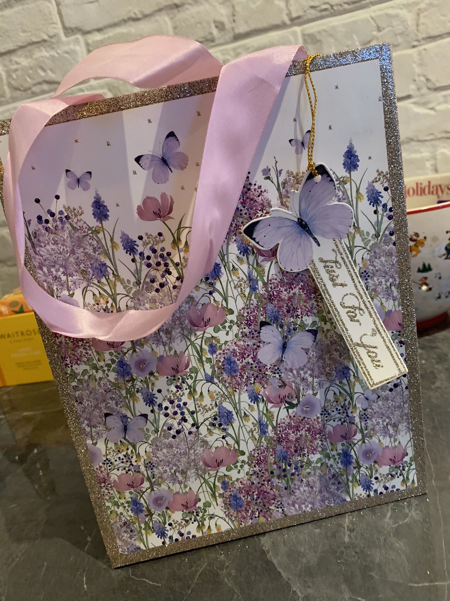 earthwindkernow's tweet photo. Itโs monthly Zoladex implant time. And the last time I will see my lovely nurse before she moves to another job. Iโm gutted.... she has been my constant contact since March and I will miss her. I have a little bag of goodies though to pass on to say thank youโค๏ธ https://t.co/mKXz9cSpTi