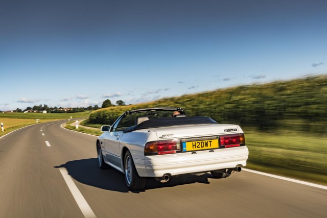 MttRbnsn's tweet photo. Retro drive: more #Mazda 100th fun, courtesy of the lovely @mazdaukpr team. Here's the #RX7 #Convertible #TurboII, a wonderful '80s masterpiece th- what? It's from 1991?! >>> https://t.co/3fJsRsruPh.
With BIG thanks to @keithwrjones for his help on this one.
@_car_enthusiast https://t.co/BWpL0PwVLM