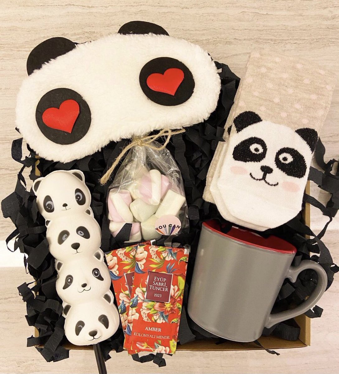 foryougift11's tweet photo. Panda severleeeeer🐼 hadi birilerini mutlu edelim bu hayattaki en büyük mutluluk başkalarına ufak da olsa bir gülümseme verebilmektir🎈 #foryou #hediye #hediyekutusu #panda #sipariş #takip #kutu https://t.co/R2av7SBb3F