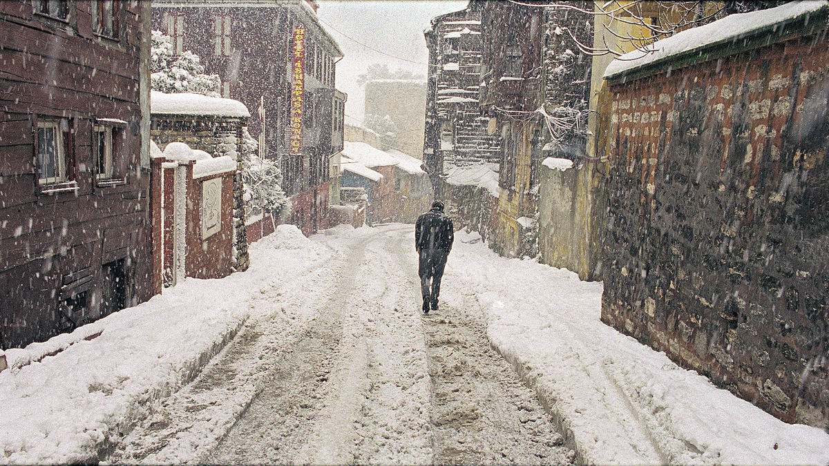 2003’te Cannes’da Jüri Büyük Ödülü kazanan 'Uzak' @mubiturkiye'de gösterimde.

@kayagenc filmin yarattığı etkiyi ve merkez-taşra karşıtlığı üzerine açtığı tartışma alanını Altyazı’nın Temmuz-Ağustos 2004 tarihli 31. sayısında kaleme almıştı: bit.ly/2IP5ZrZ

#ÖzeDönüş