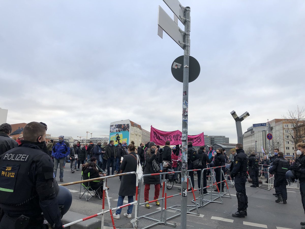 “eltern stehen auf” - “parents stand up” on the marschallbrücke/wilhelmstr. police cordons all around bundestag. lots of covid-deniers with peace flags seemingly without a plan after several demos were banned by interior ministry  #b1811  #querdenken