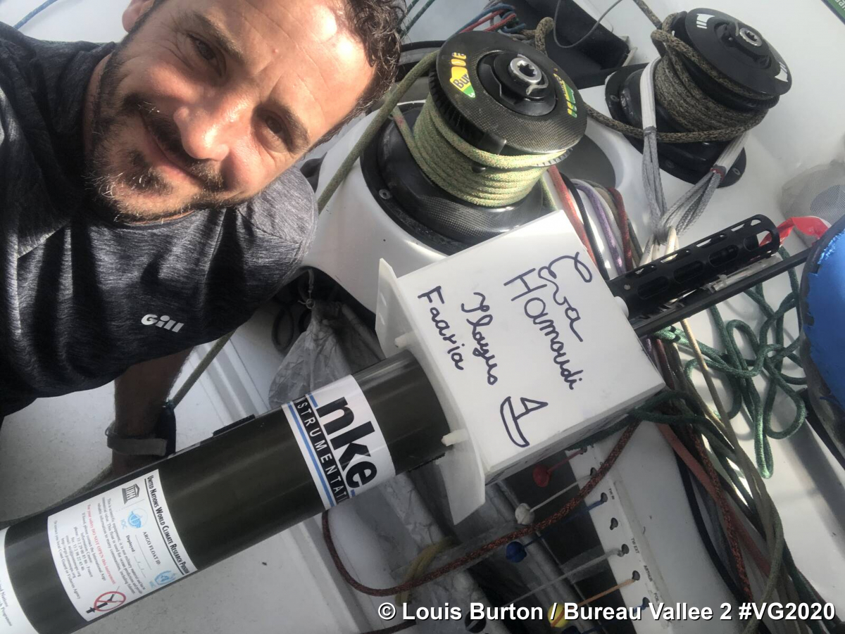LouisBurtonOff's tweet photo. Après 757,1 km sur les dernières 24 heures, Louis Burton est 6ème du #VendéeGlobe. Engagé dans la préservation de l'environnement, le skipper de #BureauVallée 2 a déployé hier au large du Cap Vert un flotteur Argo pour aider les scientifiques à récupérer des données. https://t.co/SVI3S2NdC1