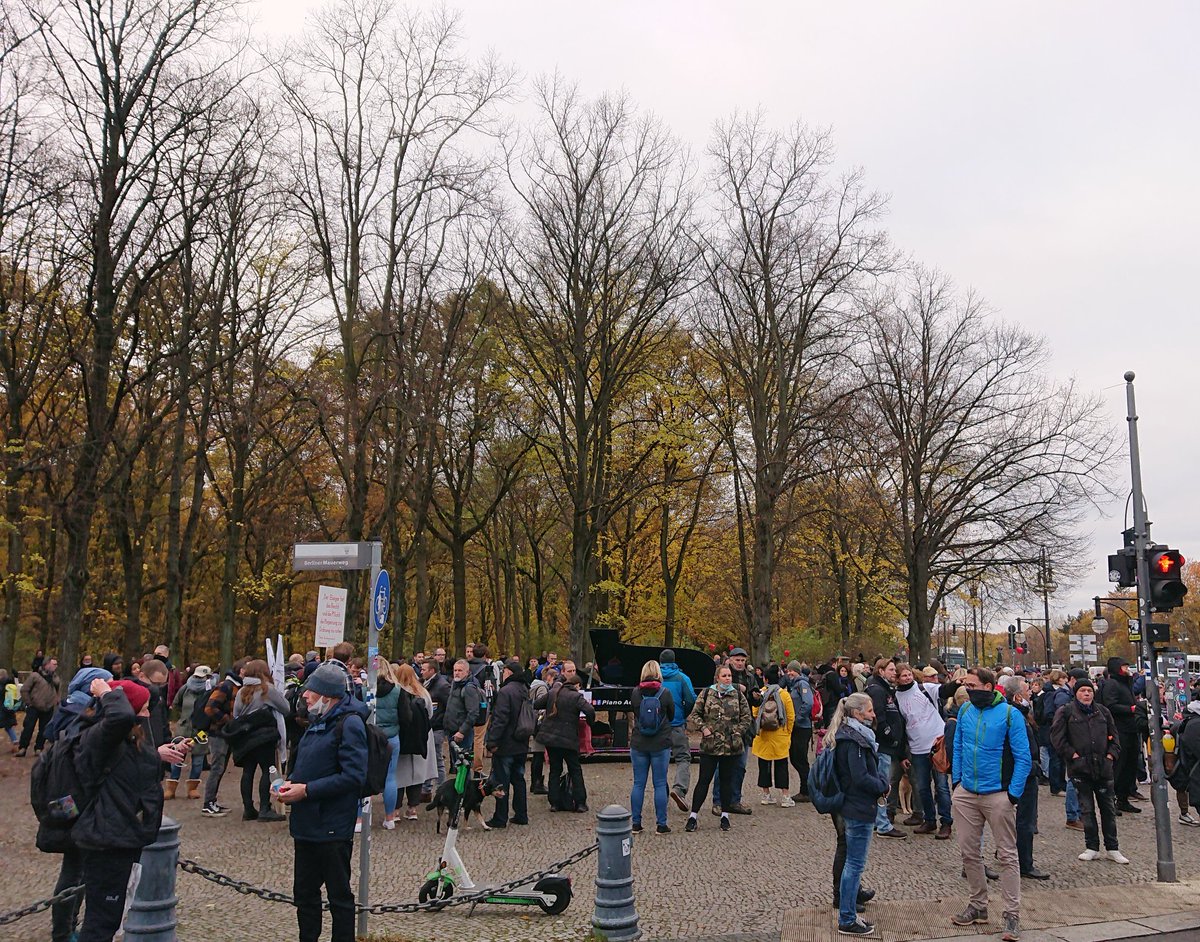 BerlingegenNazi's tweet image. 929 auf der verschwörungsideologische Versammlung ohne Anmeldung stehen mittlerweile über 750 Personen am Platz des 18.März. Ein Klavier wurde aufgestellt. #b1811