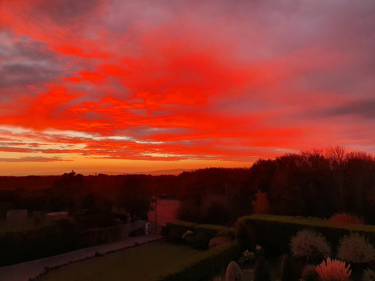 DavidINewman's tweet photo. Beautiful sunrise over The Island this morning #newforest #IsleofWight https://t.co/hRsKmyTZAE