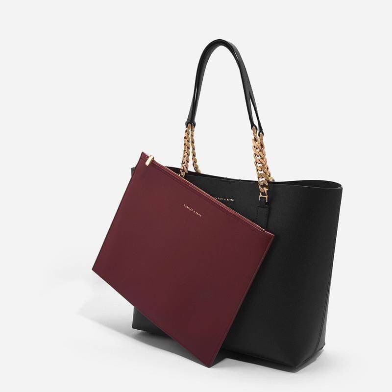 seoulcoldd's tweet photo. charles &amp; keith oversized chain strap bag
มี 2สี ดำ แดง 
ขนาด 30cm.
ราคา950฿ (ค่าส่ง60฿) https://t.co/GAlefTTh0d