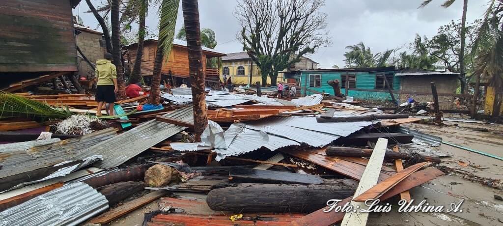 🇳🇮🇳🇮#HuracánIOTA golpea con fuerza la costa caribe de #Nicaragua 

El Gobierno de #Nicaragua evacuó a más de 35 mil personas en este lugar 

Fotos: Luis Urbina Alonso