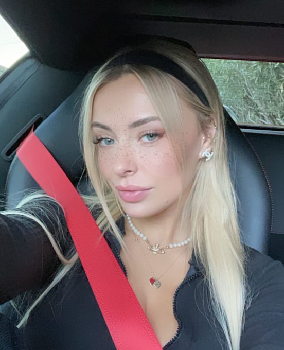 just chatting, come hangout https://t.co/3TyH6gW1Pp ❤️ https://t.co/AuKpmtxfOp