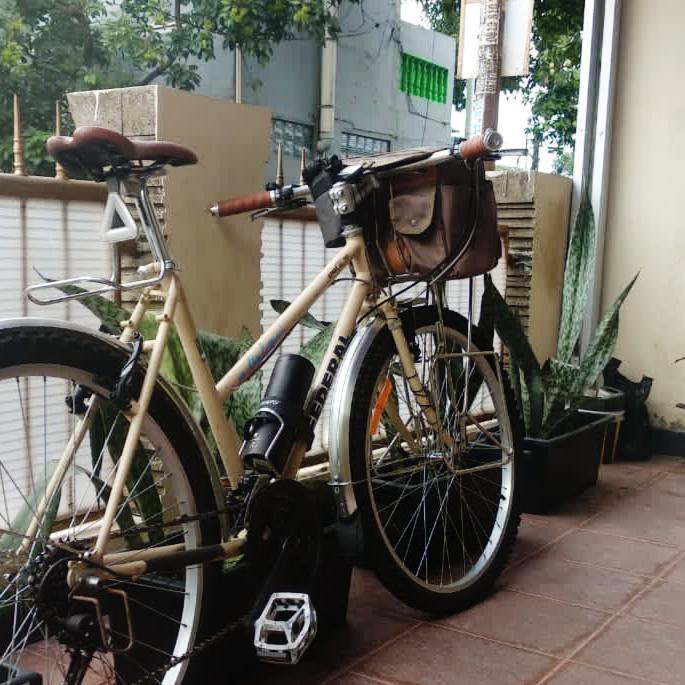 ChemzBagMaker's tweet photo. main sepeda pakai tas biasa mengganggu saat bersepeda? bikin tas khusus untuk sepeda dong✨

Salah satu tas sepeda ini datang dari mas ion. tas sepeda ini berbahan kanvas dengan sentuhan kulit sintetis serta mika di bagian detailnya yang membuat tas ini terlihat lebih menarik💕 https://t.co/LZSeDreFC4