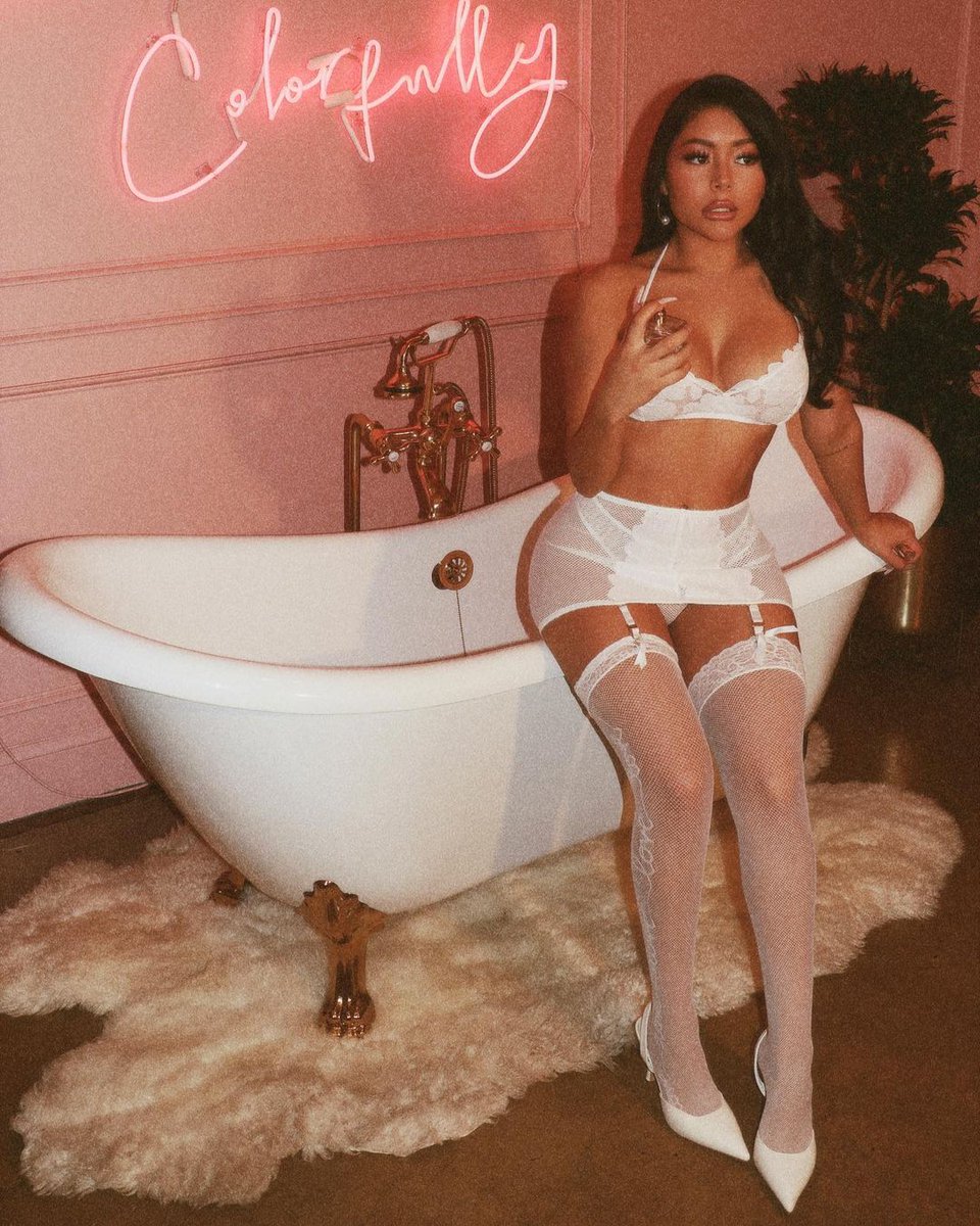 alessavargass's tweet photo. daisy mothafuckin marquez. 😍😍 the baddest🤰🏽🤰🏽 @daisymarquez_ https://t.co/6Gxcc0zCFv