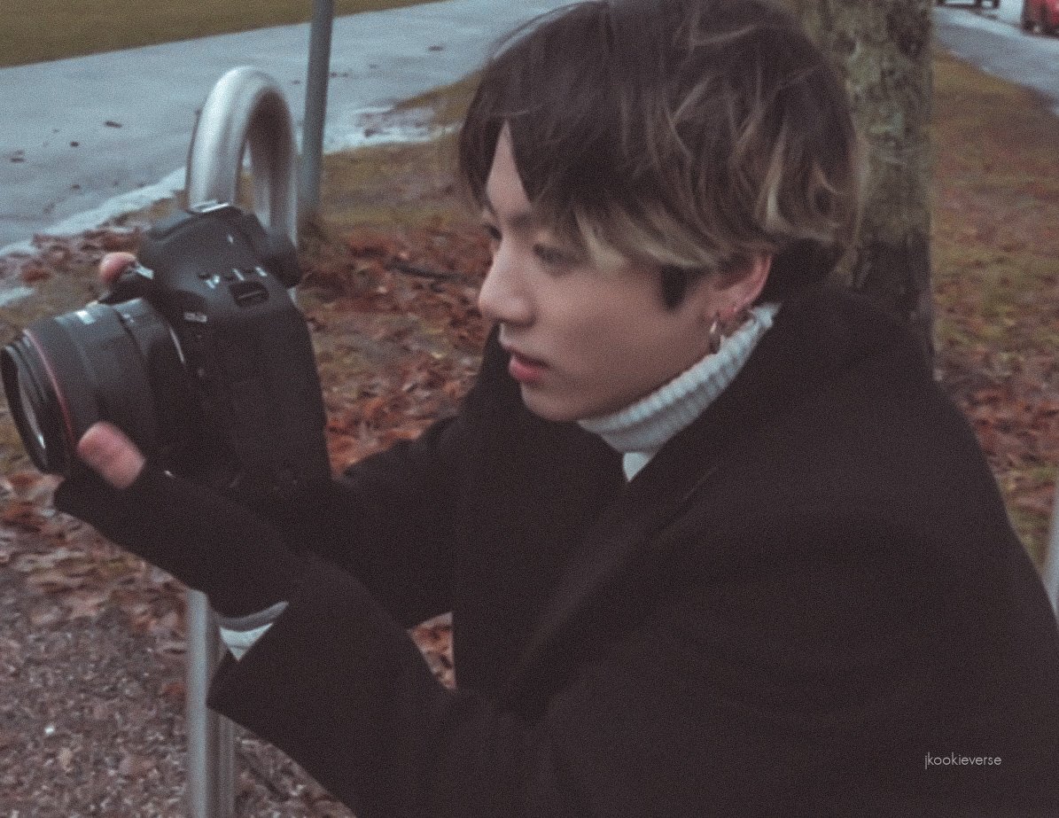 jkookieverse's tweet photo. Director Jeon Jungkook ♡
#정국 #JUNGKOOK #방탄소년단 #BTS @BTS_twt https://t.co/3ifdGYwcrV