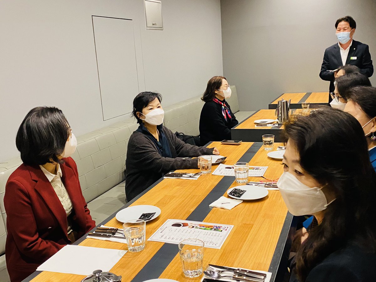 비전성남 기자분들과 오래간만에 뵈었습니다. 열체크, 사회적거리 준수하고 만났습니다. 

비전성남! 기초 지자체 중에 이만한 고퀄러티 시정소식지는 없을 겁니다. 다 기자분들 덕분입니다. 앞으로 우리 성남 곳곳에 많은 소식들 전해주십시오. 믿습니다.
