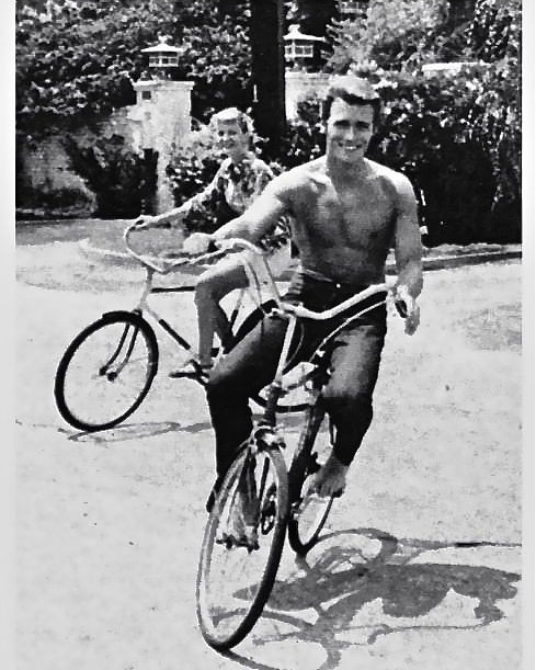 Clint Eastwood rides a bike circa 1960 🚴

#retroreel #oldhollywood #clinteastwood #bicycle