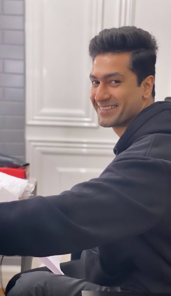 _hypepr's tweet photo. Back on set wali khushi @vickykaushal09 π€ #HappyBeginnings β¨
#VickyKaushal #Vicky #OnSet #HypePR https://t.co/6F2knXajyJ