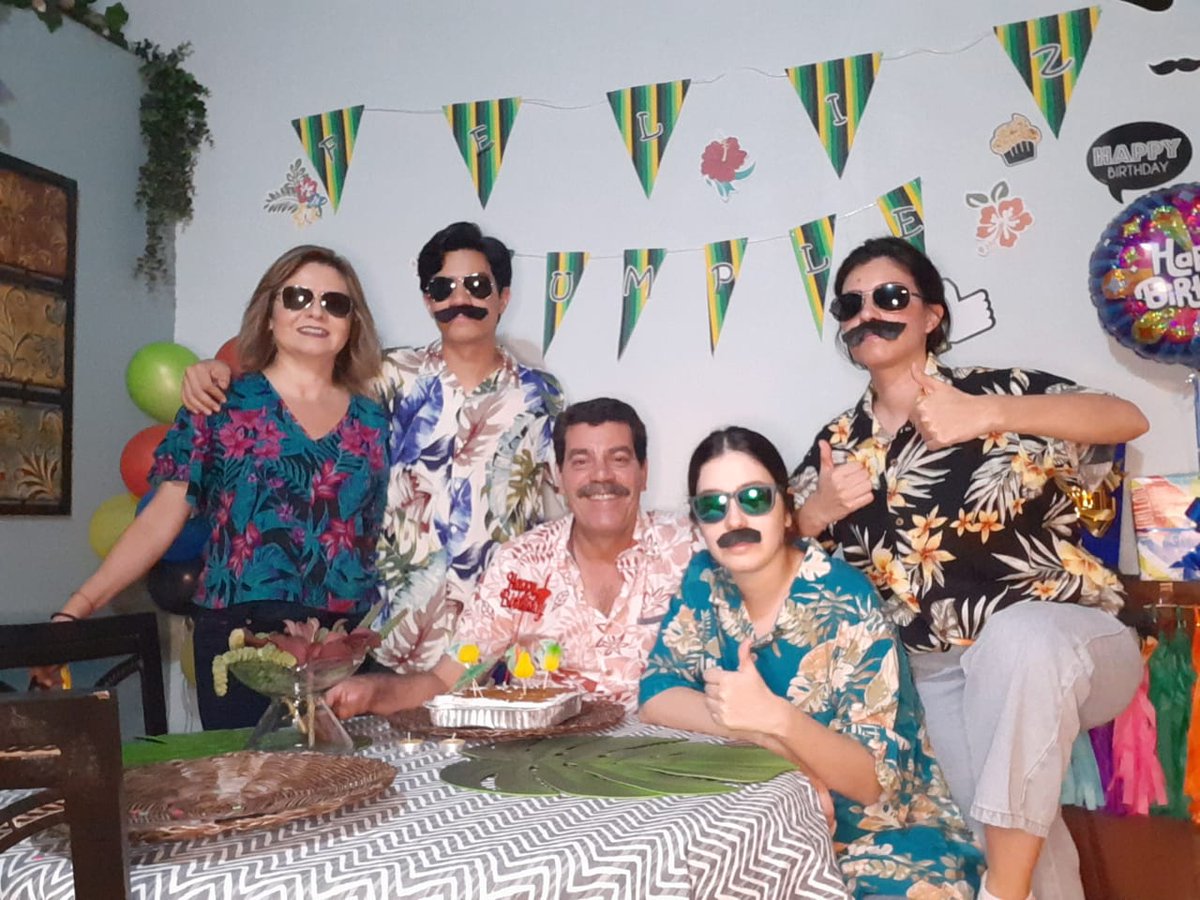 NancyPauPau's tweet photo. Hoy en el cumple de mi papá 
Lo celebramos como él 
✨😂✨
💖💖💖 https://t.co/SADudQK8o5