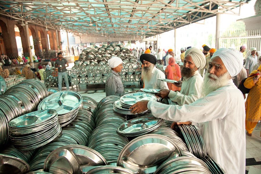 AllAboutSikhism's tweet image. Golden Temple is the world's biggest community kitchen, feeding 100,000 people daily.  #Sikh #Seva 🙏🏻