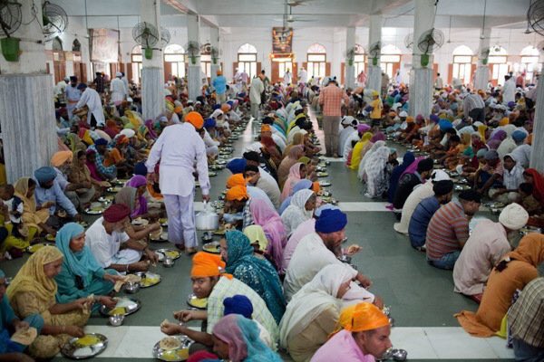 AllAboutSikhism's tweet image. Golden Temple is the world's biggest community kitchen, feeding 100,000 people daily.  #Sikh #Seva 🙏🏻