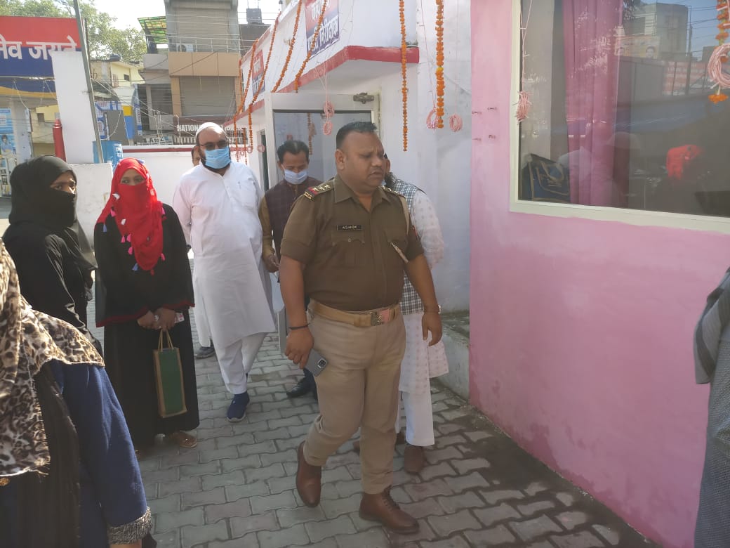 MinorityOfficer's tweet photo. #MissionShakti
मिशन शक्ति कार्यक्रम के तहत सोमवार को मदरसा नुरुल हुदा बिजलीपुरा की छात्राओं ने कोतवाली सदर बाजार का भ्रमण किया वहां बनी महिला हेल्प डेस्क में प्रभारी ज्योति त्यागी से चर्चा की उन्होंने बालिकाओं को महिलाओं को सुरक्षा के प्रति संपूर्ण जानकारी दी https://t.co/k9gCdRsIBW