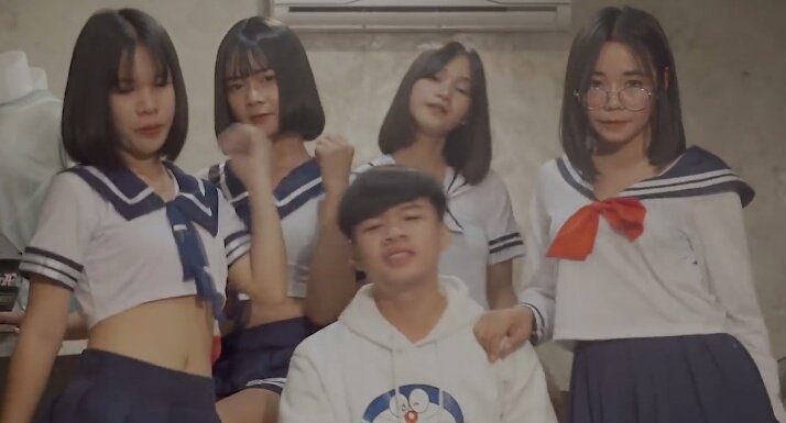 Hwangsj2209's tweet image. ไปเจอมาเพลงนี้คือแย่มากอะ ฟังจบครั้งแรกนี่อายคนญี่ปุ่นเขาเลย ชื่อเพลงว่าสาวญี่ปุ่นแต่ในเพลงหรือเอ็มวีแทบไม่ได้สื่ออะไรถึงความเป็นญี่ปุ่น มีแต่ผู้หญิงสี่ห้าคนที่ใส่ชุดกะลาสีมาเต้นไปเต้นมา แถมเนื้อเพลงก็อะไรไม่รู้ไร้สาระมาก