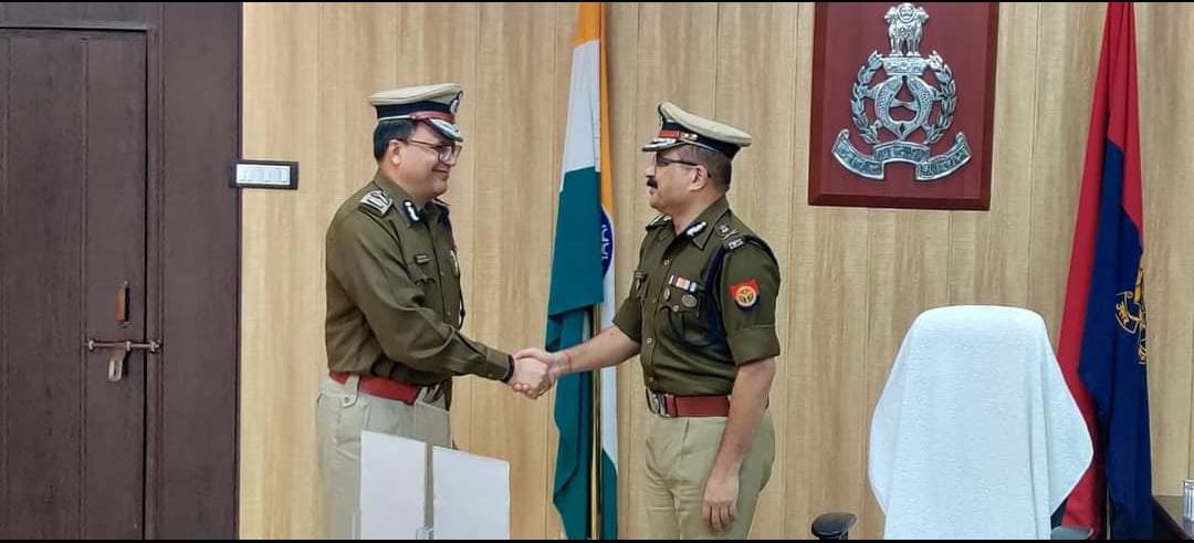 nationtimess's tweet photo. #Lucknow- डीके ठाकुर ने संभाला @lkopolice का पद,आर्म्ड पुलिस ट्रेनिंग कॉलेज के एडीजी बने सुजीत पांडे.
@dgpup @Uppolice #Nationtimes https://t.co/6MK9cpLm2K