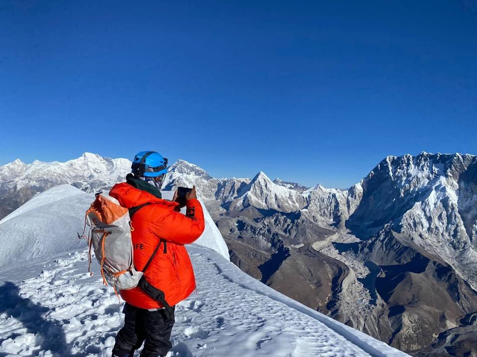 From Amadablam summit taking video of himalaya range including top of the world Mount Everest 8848m ... #mountainLife #MountainView #mountaineeringworld #everest #climbing #sherpa #himalaya #GloboNews #landscape #mountain