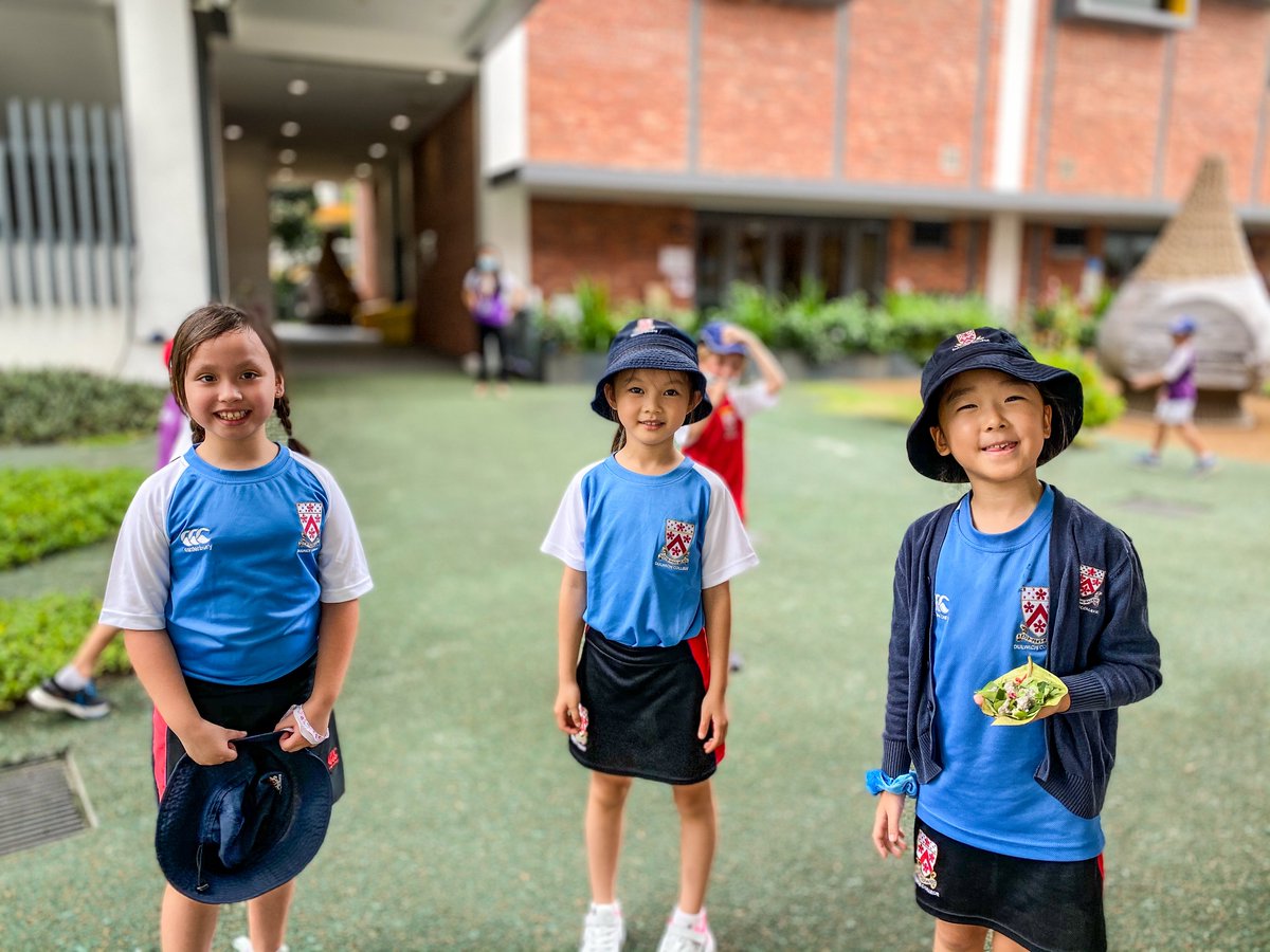 DUCKSDulwichSG's tweet photo. Happy house day from everyone in DUCKS! Here are some of our fabulous Year 2 children sporting their house kits with pride after running around outside. #DCSG #Goodlifegoals https://t.co/pGFtnWLx9q