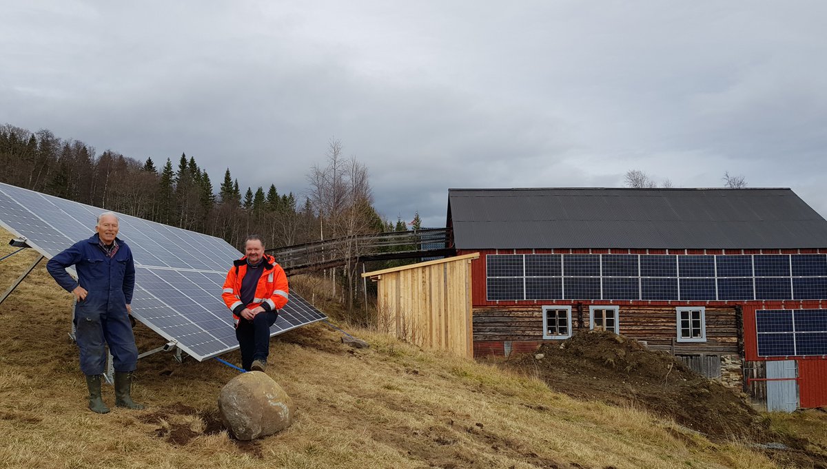 solfusen's tweet image. Her er et gårds-kraftverk å være stolt av. Om sola er lav så fanger veggen energi, og er sola høy fanges den på bakken. Ren energi, både sommer og vinter. Hvor havner solenergien? Se en forklaring i 6 trinn hubs.li/H0B5ZyD0