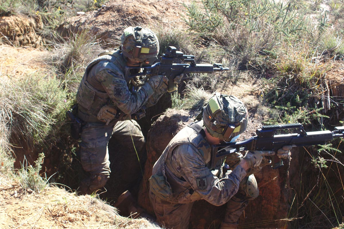 FUTER_ET's tweet photo. #BuenosDias desde la #BRILAT  donde el Regimiento de Infantería "Principe" n° 3 @EjercitoTierra  ha organizado unas jornadas de combate en bosque #FIWAF con participación de distintas Unidades #FUTER. 
Art. 9 Decálogo #BRILAT: Nunca aceptaré la derrota. https://t.co/dtmYwHpm89