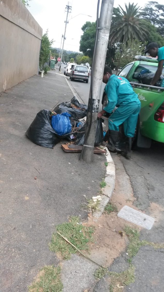 VTacGreenTeam's tweet photo. Talk of a #KleenaJoburg ....

@VTacGreenTeam keeping it clean! 

The green team campaign is the result of a great partnership between local businesses. 
https://t.co/px9MG0aOAI

@CityofJoburgZA @GeoffMakhubo @CleanerJoburg https://t.co/L2yo6NMrq7