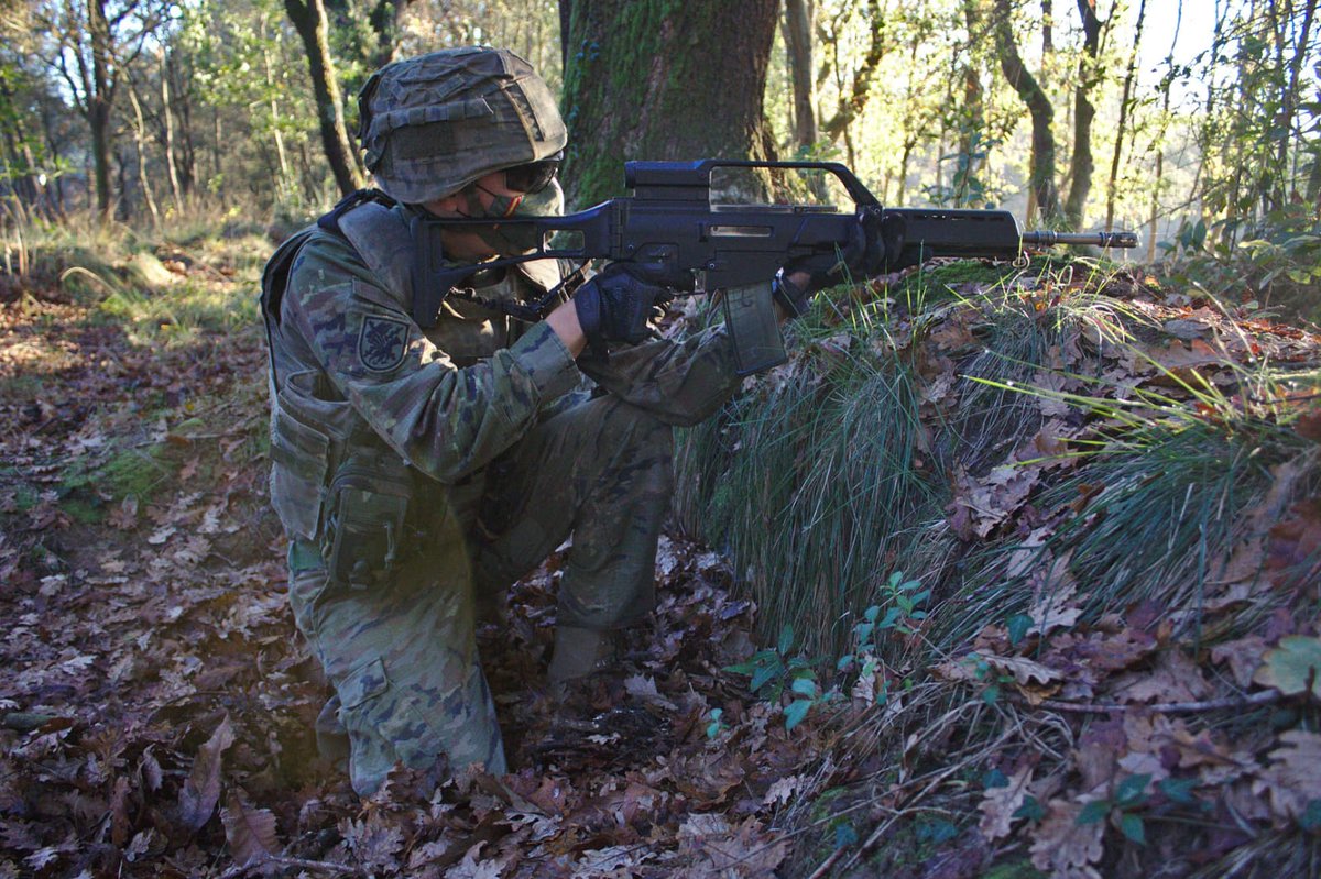 FUTER_ET's tweet photo. #BuenosDias desde la #BRILAT  donde el Regimiento de Infantería "Principe" n° 3 @EjercitoTierra  ha organizado unas jornadas de combate en bosque #FIWAF con participación de distintas Unidades #FUTER. 
Art. 9 Decálogo #BRILAT: Nunca aceptaré la derrota. https://t.co/dtmYwHpm89