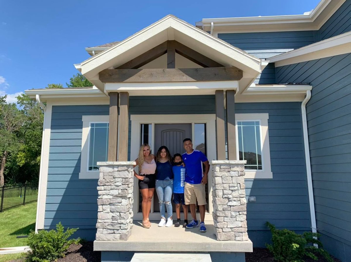 SummitHomesKC's tweet photo. 🎉 Luis, Liz, and fam are officially part of the Summit family! Congrats on your beautiful home in Hawthorn Ridge! https://t.co/irSppzcjwJ